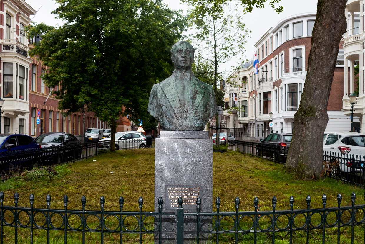Bronzen borstbeeld van Couperus dat op 10 juni 1963, zijn 100ste geboortedag, werd neergezet in de Surinamestraat in Den Haag. Beeld Renate Beense