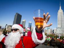 Les Pères Noël fêtards écument les bars