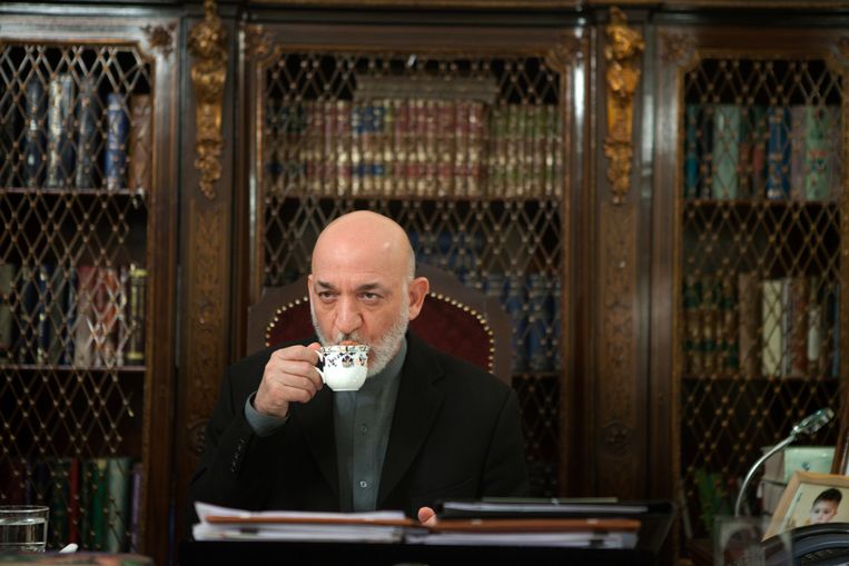 In de winter van 2001 probeerden Taliban een overgave uit te onderhandelen met de latere president ­Hamid Karzai. De Amerikaanse minister van Defensie zei nee, want: met vrienden van terroristen doen wij geen zaken.  Het bleek een vergissing. Beeld 