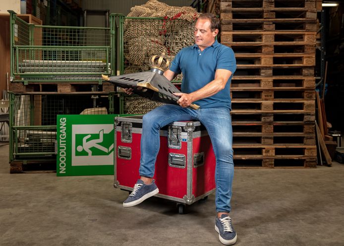 Peter Boelhouwer van DB Evenementen met attributen van afgelaste evenementen zoals de rijtoer met Prinsjesdag, Vlaggetjesdag en mijmerend over een pop-up Sinterklaas.