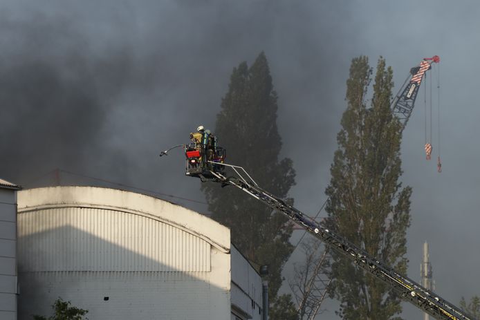 De brandweer kreeg de brand in de loods onder controle.