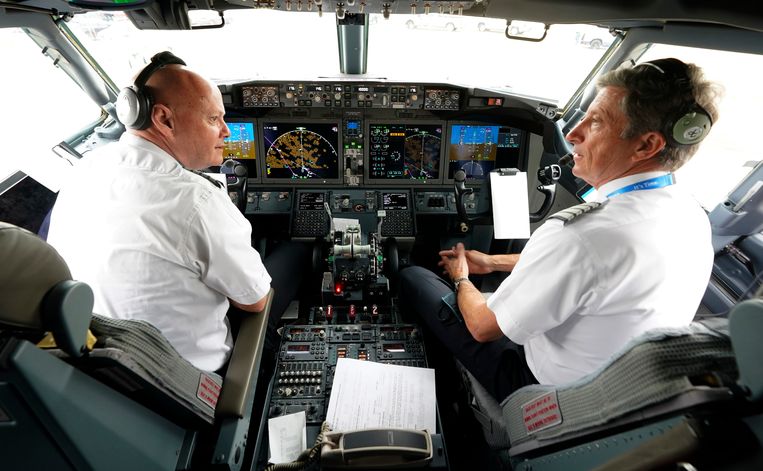 Piloten Pete Gamble en John Konstanzer zijn klaar voor de vlucht met een Boeing 737 Max van Dallas naar Tulsa. Beeld AP