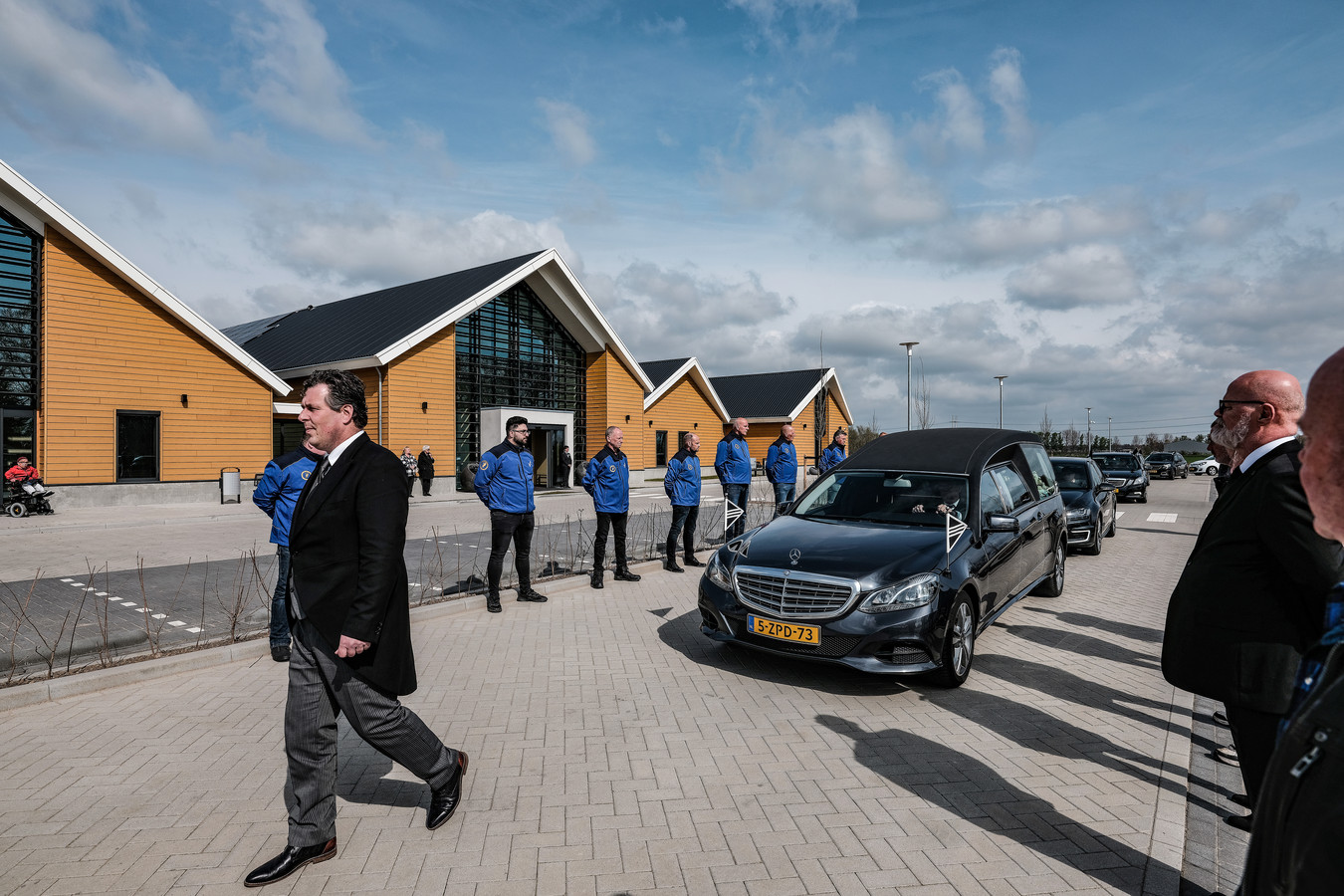 serie afgekocht 
De crematie van Ben in Gaanderen. Collega's vormden een erehaag.