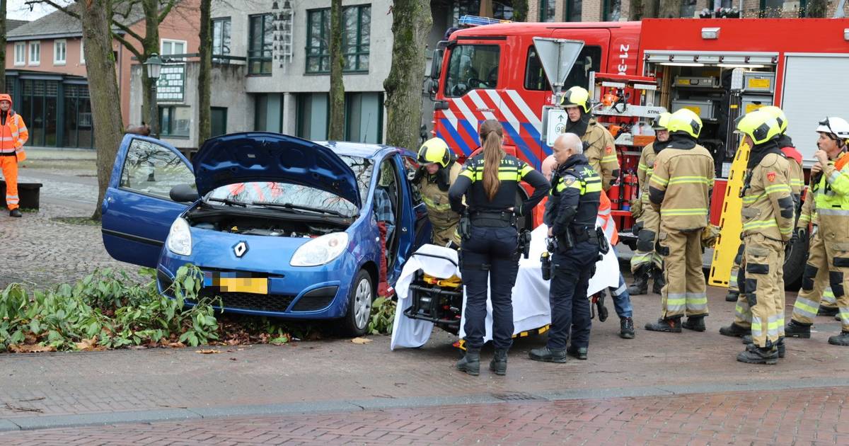 Fietsster naar het ziekenhuis na botsing met auto.