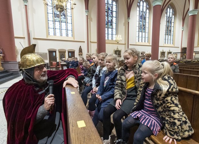 Cees Haulo als Sint Maarten in de Maria Geboortekerk vorig jaar, toen het feest gebonden was aan strikte coronamaatregelen.