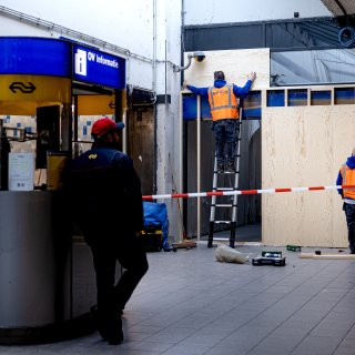 Alleen nog pinautomaten op 4 grootste stations na plofkraak op station
Amsterdam Zuid