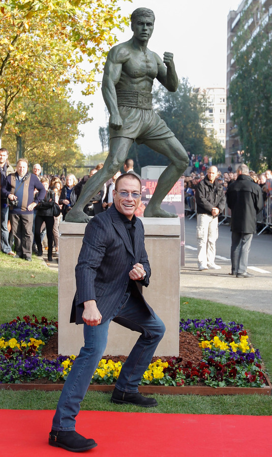 La statue de JeanClaude Van Damme bientôt démontée? Foto 7sur7.be