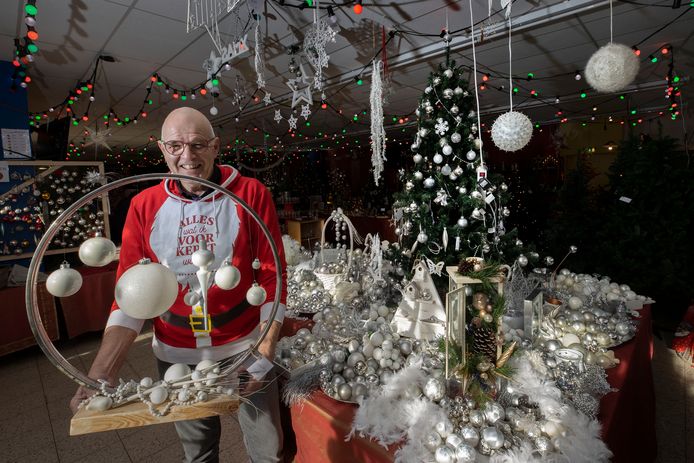 Walther Hoeijmans in de kerstkringloopwinkel voor het goede doel.