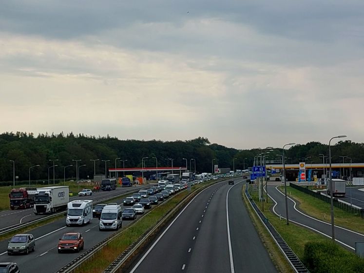 Kilometerslange file op A12: Duitsers zoeken het strand op