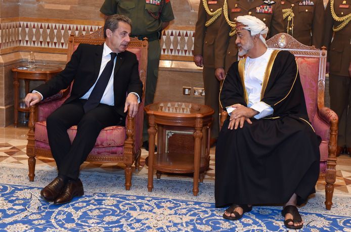 De Franse president Nicholas Sarkozy bij de nieuwe heerser van Oman.