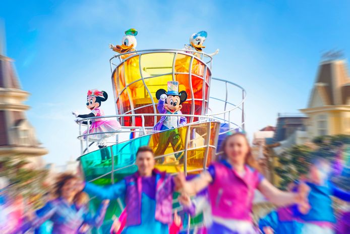 De dagshow ‘Dream... and Shine Brighter' met Disney-figuren, artiesten en kleurrijke praalwagens.