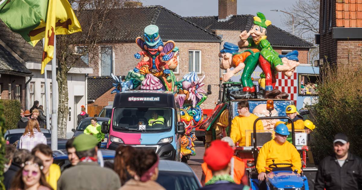 Wagens uit de hele regio in optocht van Langeweg
