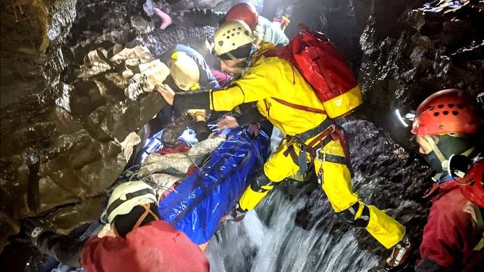 Reddingswerkers bevrijden een speleoloog uit een grot in Wales.