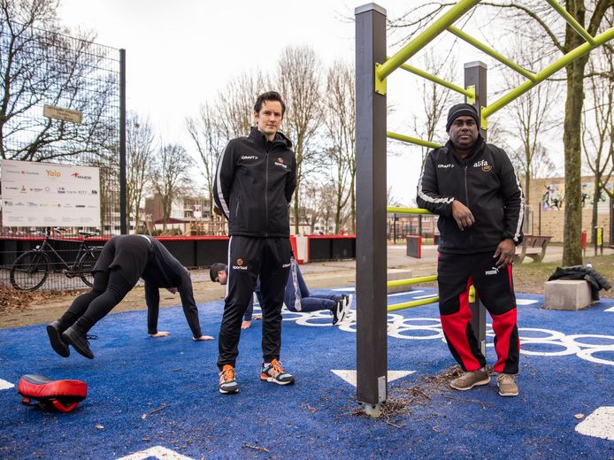 Jongerenwerker Sagar Bhagoe (rechts) en combifunctionaris sport en onderwijs Mannes Verwer op Boswinkel Plaza in Enschede. Deze Playground kreeg een digitale upgrade en doet nu ook dienst als outdoor classroom.