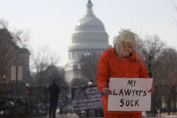 "Mijn advocaten deugen niet", zo luidt de boodschap van een manifestant die verkleed als Donald Trump én in gevangenenpak aan het Capitool verscheen