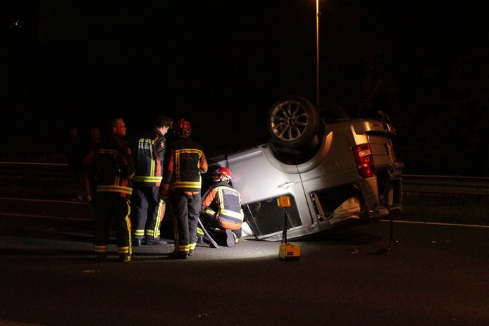 De auto belandde ondersteboven op het wegdek van de A12.