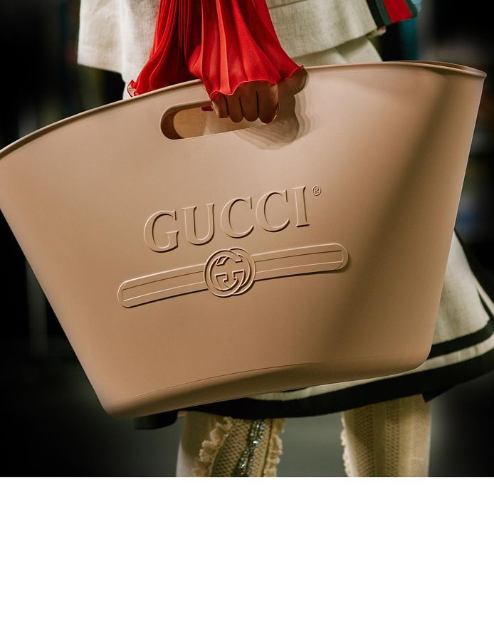 Gucci verkoopt rubberen tas van 750 euro