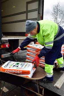 Files door hobbytuiniers die in de rij staan voor compost: ‘Het is gratis, dan komen de mensen wel’