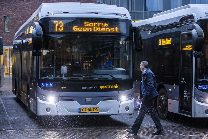 Een lege bus van buslijn 73 naar Ter Apel op het busstation in Emmen. Buschauffeurs die werken op de Qbuzz-lijnen 72 en 73 tussen Emmen en Ter Apel voeren actie voor een veilige werkplek. Volgens Edwin Kuiper, bestuurder van FNV Streekvervoer, zijn de chauffeurs de vele bedreigingen en mishandelingen op die lijnen helemaal zat.