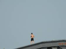 Man rent heen weer over de boog van de spoorbrug in Zutphen