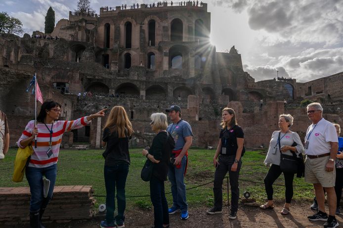 Toeristen worden door een gids rondgeleid in het Colosseum in Rome.
