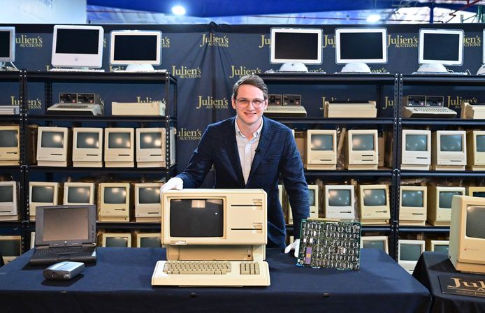 Erik Rosenblum van Julien's Auctions achter de Apple Lisa, één van de eerste personal computers uitgebracht in 1983.