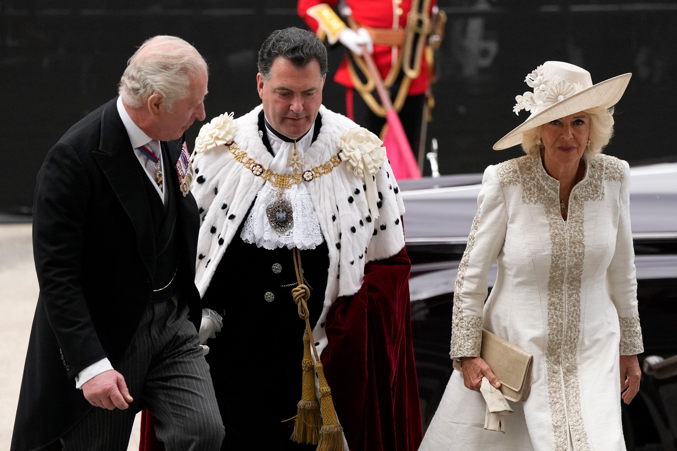 Ook prins Charles en Camilla zijn aanwezig: zij vervangen de Queen, die gisteren liet weten dat ze de dienst niet persoonlijk zal bijwonen.