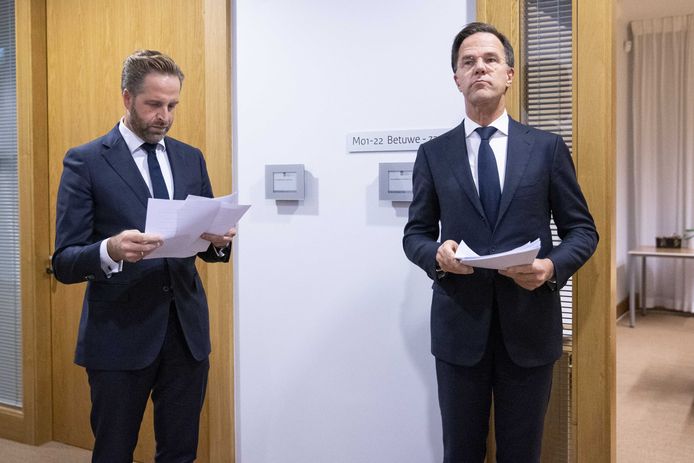 Demissionair premier Mark Rutte en demissionair minister Hugo de Jonge van Volksgezondheid, Welzijn en Sport voorafgaand aan de toelichting op de coronamaatregelen in Nederland.