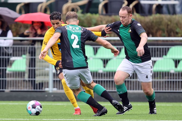 Achraf Chouiter (geel) in actie