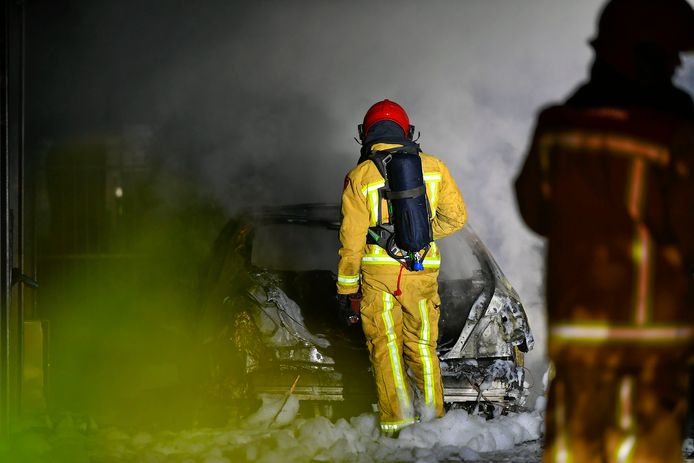 Gezien het tijdstip wordt brandstichting niet uitgesloten.