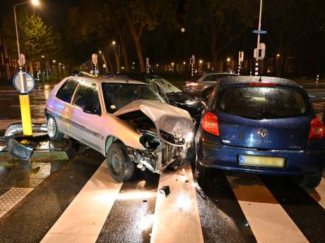 Ravage op kruising in Breda: drie auto’s botsen, bumper en andere onderdelen komen los