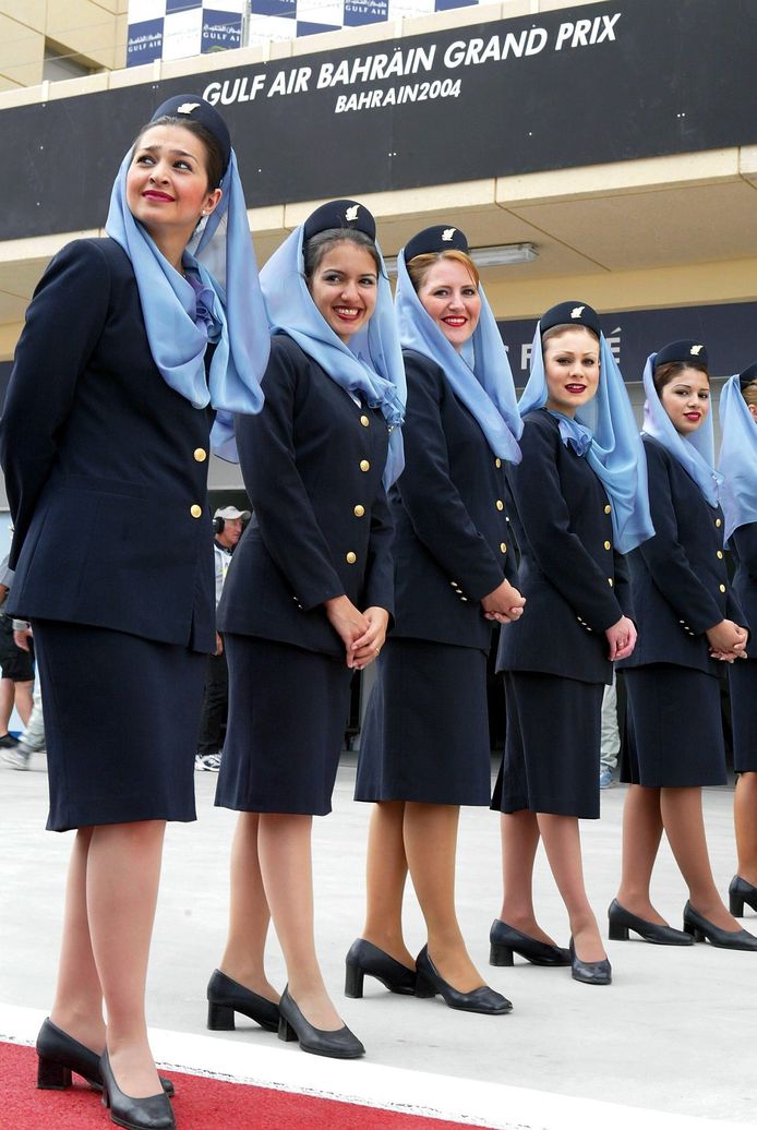 4 april 2004: bij de Grote Prijs van Bahrein worden om religieuze redenen geen pitspoezen toegelaten. Stewardessen nemen in de plaats de honneurs waar.