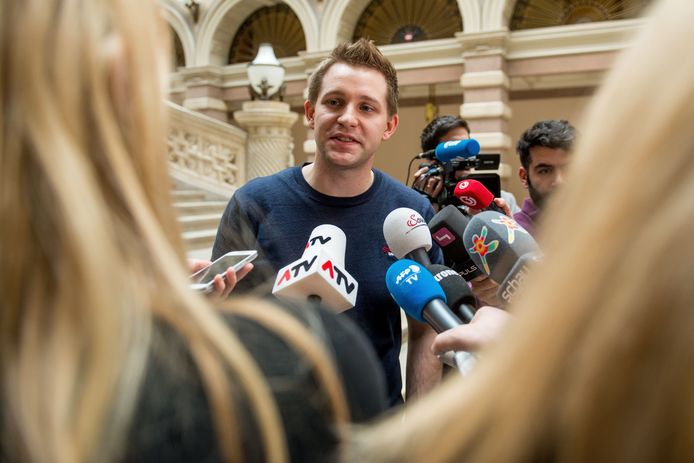 De Oostenrijkse activist Max Schrems staat de pers te woord in Wenen. (archieffoto uit 2015)