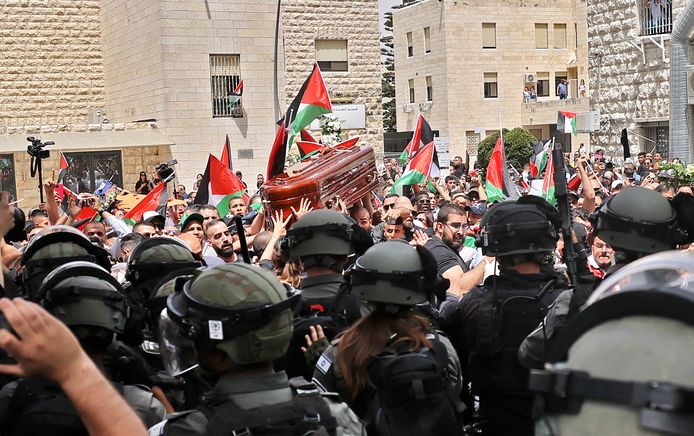 Lors des funérailles de la journaliste palestino-américaine Shireen Abu Akleh vendredi, des policiers israéliens armés de matraques ont tenté de disperser une foule brandissant des drapeaux palestiniens. Le cercueil a failli tomber des mains des porteurs mais a été rattrapé in extremis.