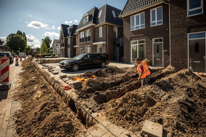De zes stadsvilla's krijgen glasvezel, waardoor de stoep weer opengebroken moest worden.