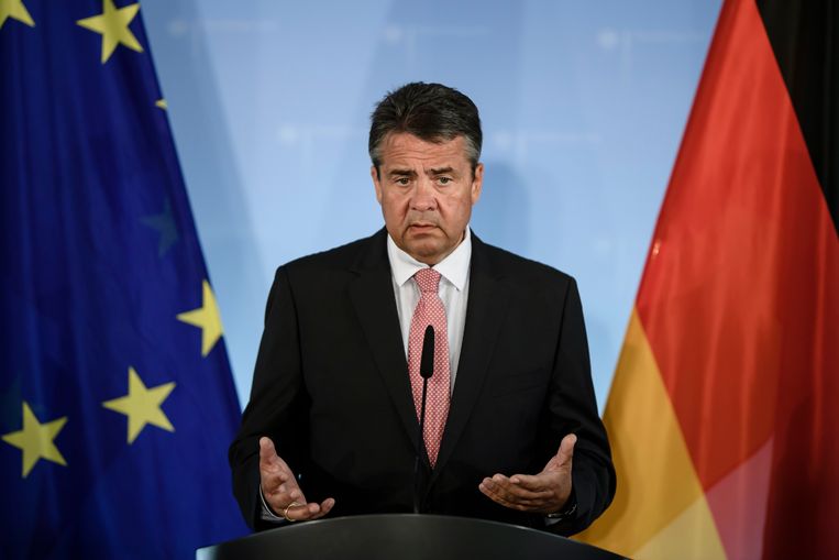 De Duitse minister van buitenlandse zaken Sigmar Gabriel legt een verklaring af over de detentie van Peter Steudtner.  Beeld EPA