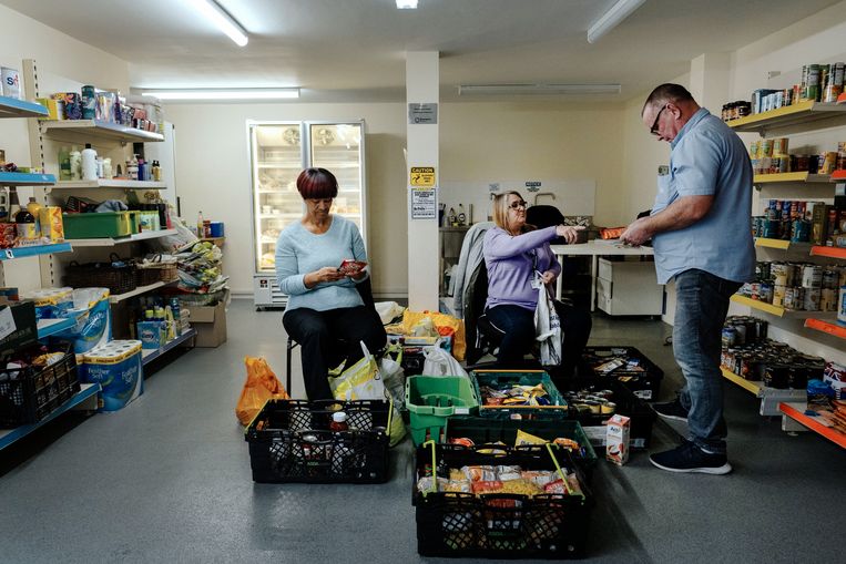 Dean Weeks (rechts) is vrijwilliger in de voedsdel bank en sociale supermarkt van Around Again Charity in de achterstandswijk North Solihull, in Chemlsley Wood, twaalf kilometer ten oosten van Birmingham. 
 Beeld Merlin Daleman