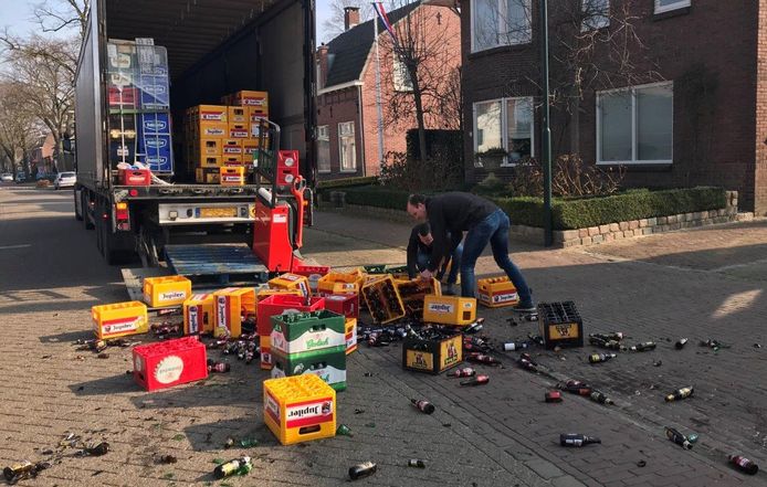 Bekwaamheid spiegel Beukende Ongelukkige chauffeur laat stapel vol bierkratten op straat vallen | Haaren  | bd.nl