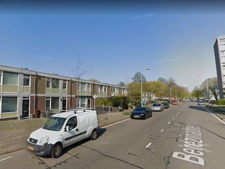 Woning in Overvecht van voor- en achterkant beschoten terwijl moeder en kinderen op bed liggen