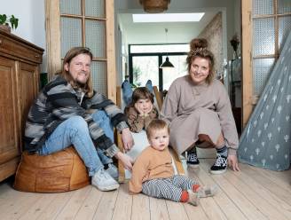 “Onze keuken ademt design, maar heeft ons amper 500 euro gekost”: Florian (36) en Stefanie (34) vinden vrije tijd belangrijker dan hoog loon