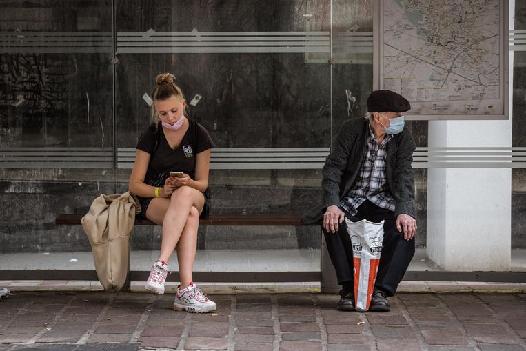 Op plaatsen waar er nauwelijks ventilatie is, moeten de mondmaskers op, vindt Marc Van Ranst. Beeld Wouter Maeckelberghe