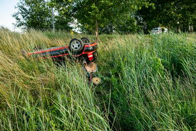 Auto slaat over de kop in Groessen, bestuurder meegenomen voor ademanalyse