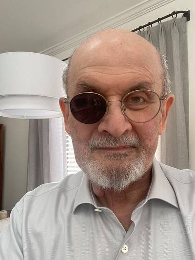 Salman Rushdie “pas tiré d’affaire” six mois après avoir été agressé à coups de couteau