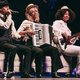 Hier ben ik van Claudia de Breij voert de revue op als het symbool van feest en escapisme in barre tijden ★★★★☆