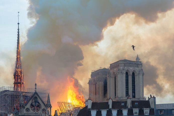 Een enorme vuurzee verwoestte de Notre-Dame.