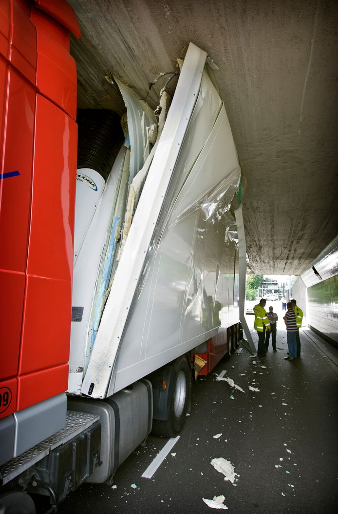 evalueren zone zin Nieuwe' Maastunnel heeft veel meer meldingen van te hoge vrachtwagens |  Rotterdam | AD.nl