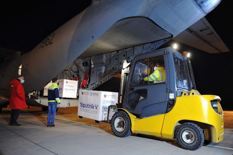 Hongarije en Slowakije hebben zelf deals met Rusland gesloten over de inkoop van het in de EU nog niet goedgekeurde Spoetnikvaccin. Beeld AFP