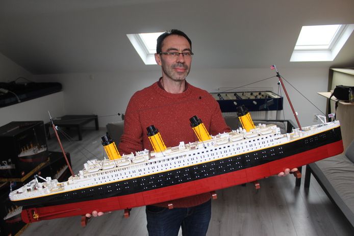 Joost Tack met zijn paradepaardje: de Titanic van 9.000 bouwblokjes.