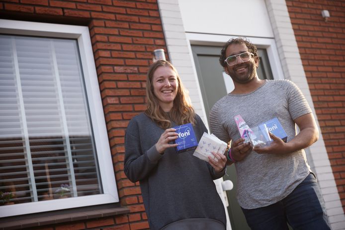 Nathan Landman vond al enkele mensen, onder wie zijn ex-vriendin Kim Huijbrechts uit de wijk Schoenmakershoek, bereid om een Menstruatieproducten Uitgifte Punt (MUP) in de voortuin te plaatsen. De kastjes zijn nog in bestelling, maar over enkele weken kunnen ze geplaatst worden.