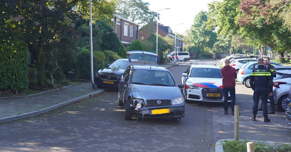Achtervolging op A73 met politiewagens en heli eindigt met ongeluk in Nijmeegse wijk.